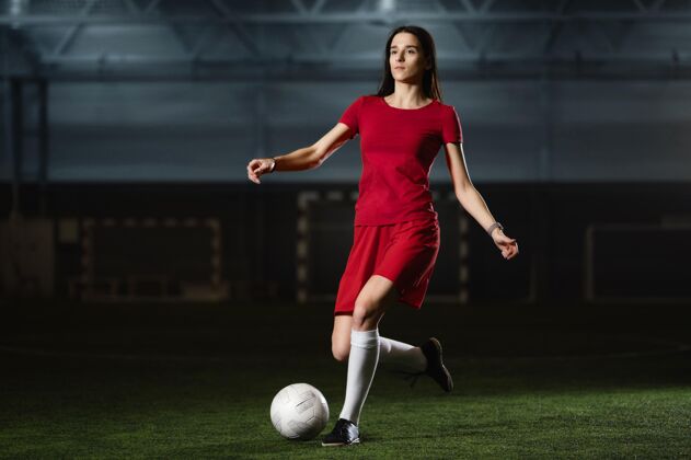 女子有球的女足球运动员足球运动员青少年女子