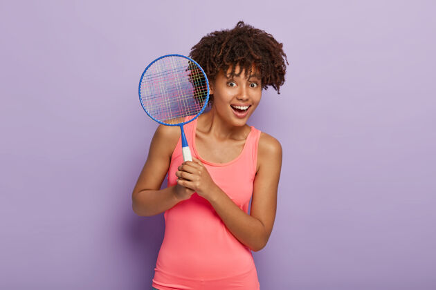 高兴兴高采烈的美籍黑人女子举着网球拍 等朋友有比赛风格欢乐健身