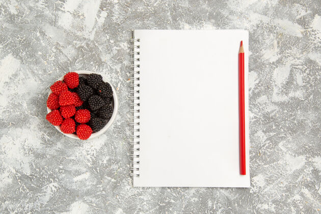 草莓顶视图新鲜浆果与白色背景上的记事本糖果糖果糖果甜饼饼饼干浆果蛋糕冬青