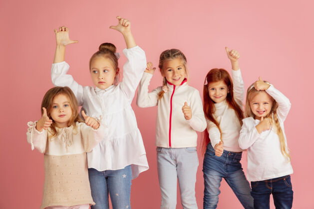 分享在圣诞节期间送礼物和收到礼物一群快乐的孩子们在粉色工作室背景下欢庆2021年新年聚会 童年 快乐 情感礼物家庭孩子