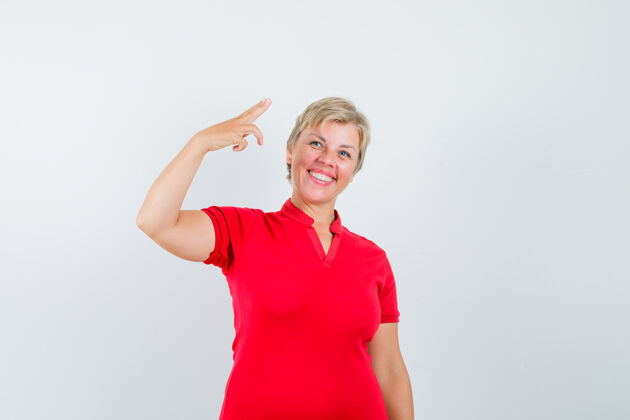 女士穿着红色t恤的成熟女人用手和手指做手势 看起来很自信红色自信肖像