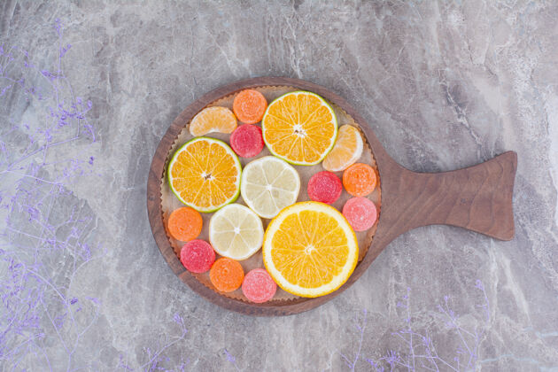 美味在砧板上放几片橘子 橘子和糖果橘子五颜六色美味