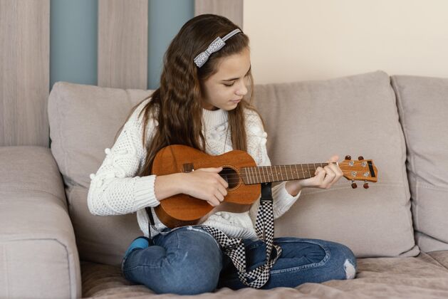 吉他在家弹吉他的女孩女孩漂亮演奏