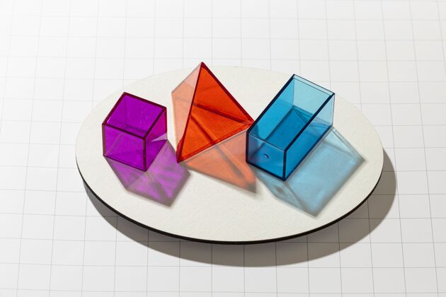 彩色高角度的彩色半透明几何形状最小三维几何