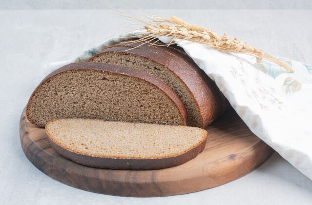切片把新鲜的棕色面包片放在桌布上小吃面包切片食品