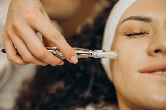 治疗美容师做美容手术的女人现代平滑应用