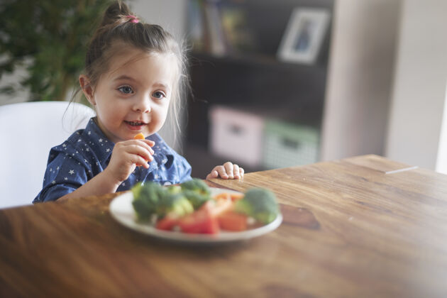 蔬菜小女孩在吃蔬菜健康西红柿女孩
