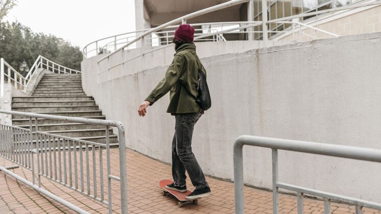 城市在城外玩滑板的人滑板成人公园