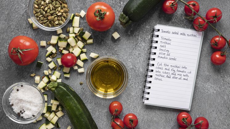 蔬菜平铺的食物配料与笔记本和蔬菜俯视图美食食物