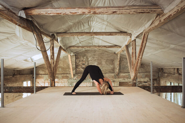 运动镜子一个年轻的女运动员在废弃的建筑上练习瑜伽心理和身体健康平衡健活方式的概念 运动 活动 减肥 注意力集中放弃和谐注意力