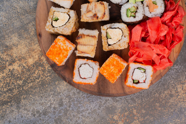 美味的一套美味不同的寿司放在木盘上卷什锦金枪鱼