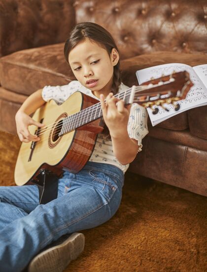 吉他手在家学吉他的女孩年轻班级孩子