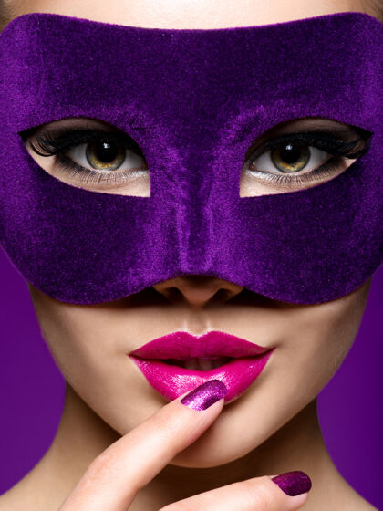 漂亮一个戴着紫罗兰色指甲和戏院面具的美丽女人的肖像美丽魔法迷人