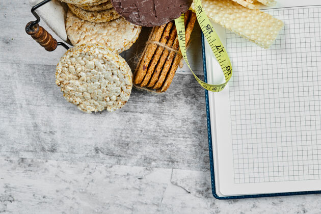 糕点华夫饼和饼干 旁边放个笔记本精致咖啡馆餐厅