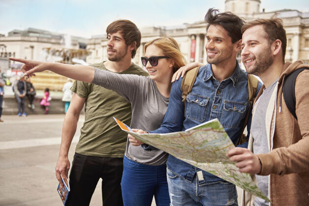 观光探索外国城市的朋友们旅游友谊指点
