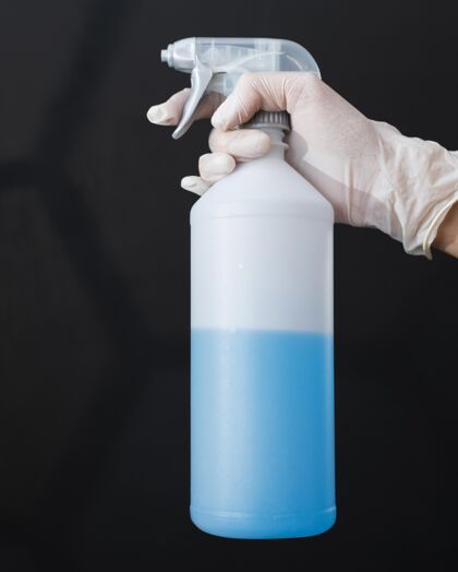 化学女人拿着一个模型包装的清洁产品洗涤剂清洁家务