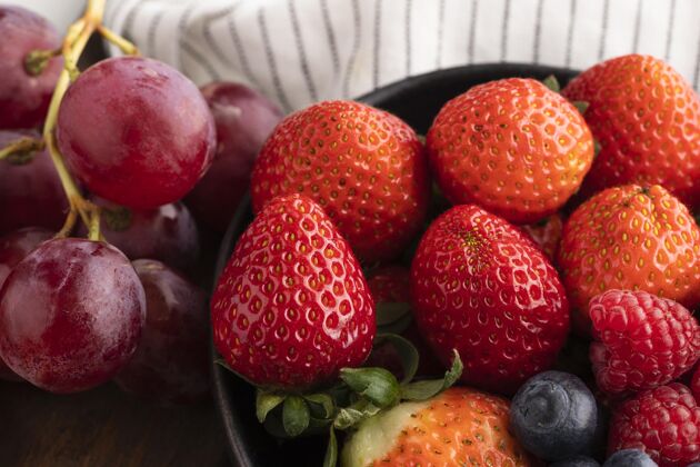 美味水果和葡萄碗的特写镜头水果蓝莓草莓
