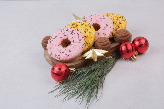 食品甜的圣诞糕点 白色表面有球好吃面包房新鲜