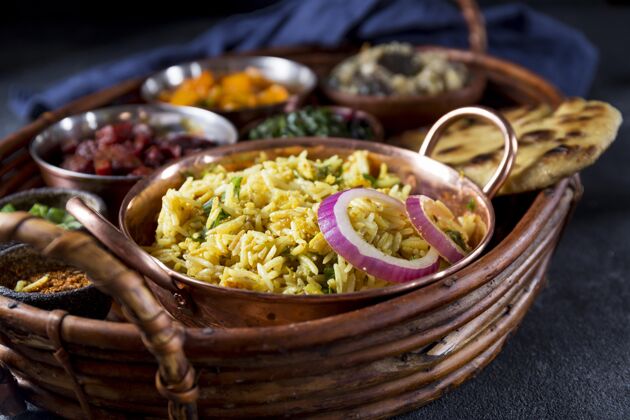 传统美味的巴基斯坦菜在一个篮子里菜肴膳食亚洲