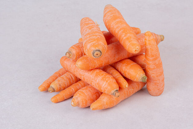 胡萝卜许多新鲜的胡萝卜在白色的表面橙子收获好吃