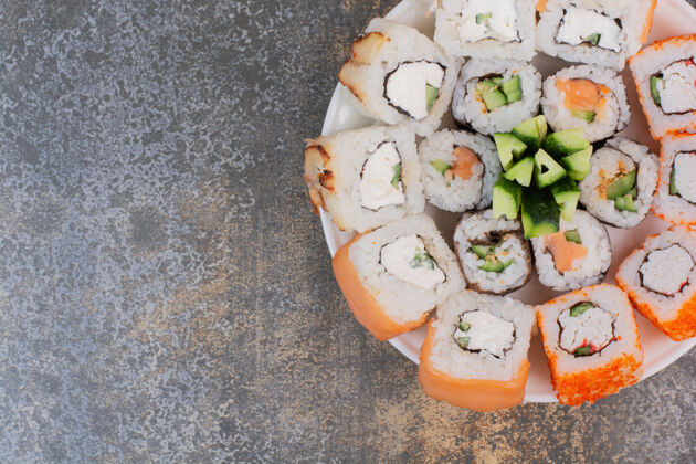 热的一套美味不同的寿司放在木盘上鲜亮的三文鱼鱼