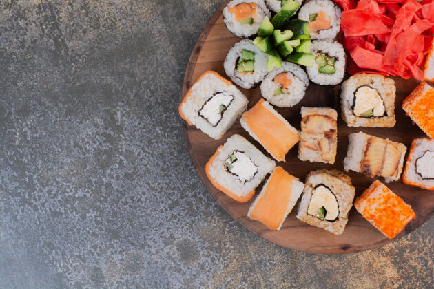 鲜亮的一套美味不同的寿司放在木盘上卷金枪鱼套餐