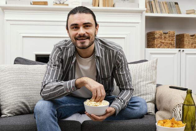 活动吃爆米花看电视的男人看电视放松成人