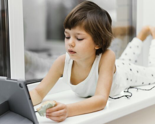 平板电脑孩子在屋里看平板电脑孩子童年创新