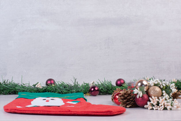装饰品白色表面上满是节日球的圣诞袜物品圣诞老人球
