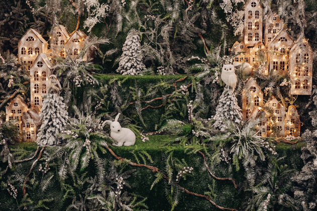 蓬松小白兔坐在猫头鹰的左边 玩具屋闪闪发光小雕像人造森林