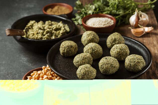 犹太高角度沙拉和鹰嘴豆食品安排传统