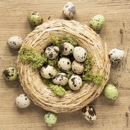 庆祝五颜六色的复活节彩蛋放在干草篮子里多彩春天鸡肉