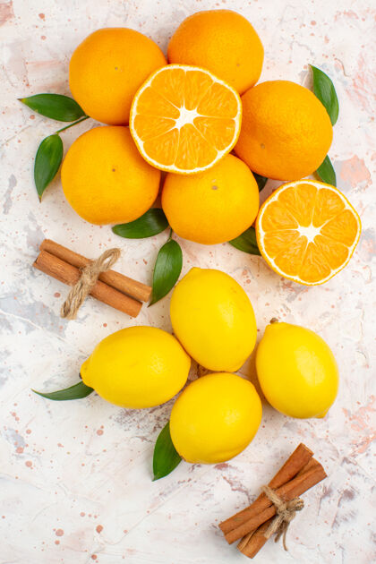 光明顶视图新鲜的柑桔柠檬肉桂棒在明亮的孤立表面柑橘维生素柠檬