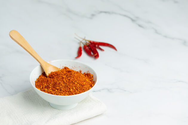 食用干红辣椒在白色的小碗里新鲜风味营养