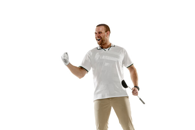 洞身穿白色球衣的高尔夫球员在白色墙壁上独立挥杆 有文字空间专业球员用明亮的情绪和面部表情练习运动理念高尔夫场地球场