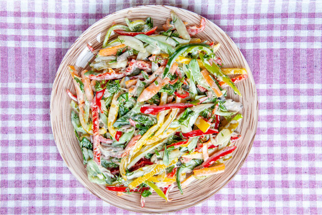 绿色顶视图蔬菜沙拉在盘子上在桌布上在暗红色的桌子上蔬菜豆芽盘子