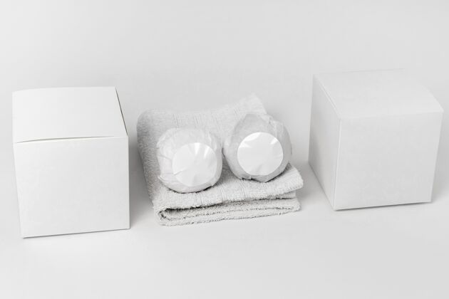 分类用盒子和浴盆炸弹布置品牌沐浴球