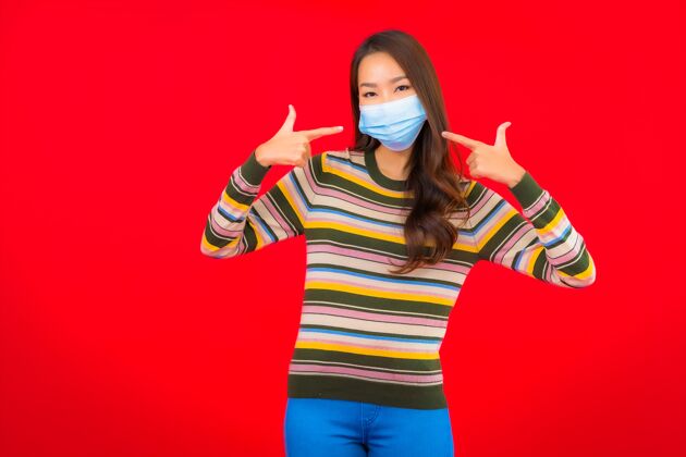 疾病肖像美丽的亚洲年轻女子戴着面具保护covid19医院药品健康