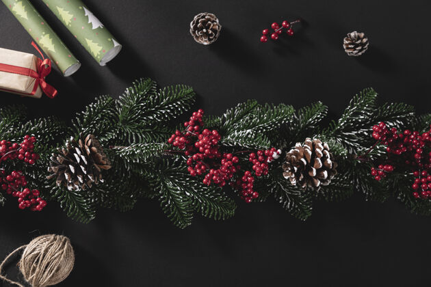 物体顶视图拍摄松枝与锥和礼物上的黑色背景雪花自然聚会