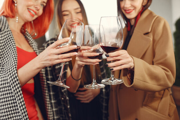 健康年轻欢笑的朋友们在外面喝着酒杯里的玫瑰酒浪漫手团体