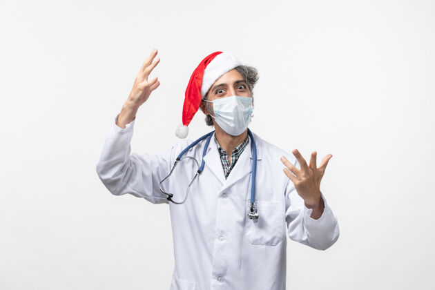 男人正面图男医生戴无菌口罩上白墙病毒共济新年假期圣诞节男医生医生