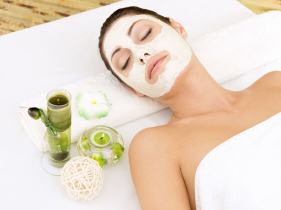 健活方式在spa沙龙放松的女人 脸上带着化妆面膜高调Spa宁静