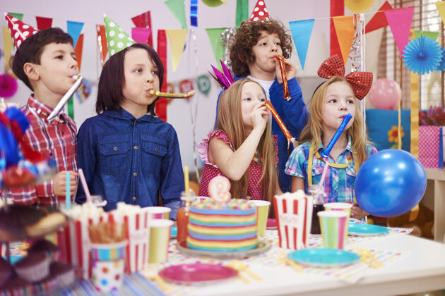 小女孩孩子生日派对上的噪音太大了桌子情感蜡烛