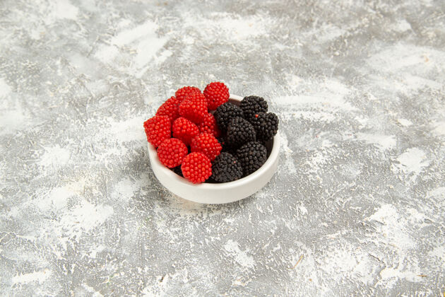 曲奇正面图新鲜浆果在白色表面的盘子里装着甜糖果水果派健康的