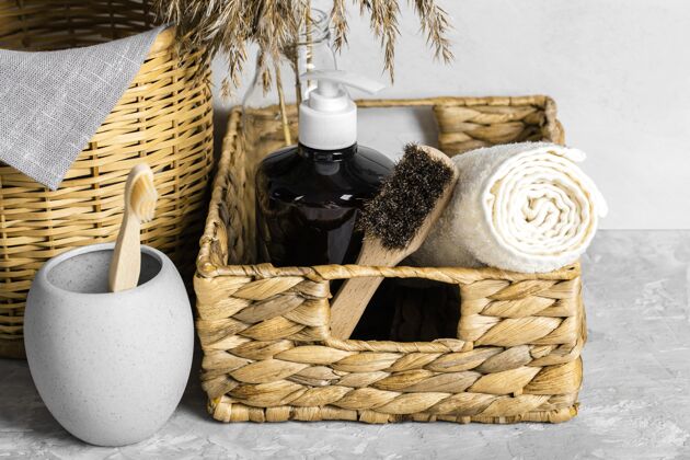天然环保清洁产品套装在篮子里 带刷子和牙刷洗涤刷子清洁