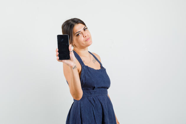 肖像一个穿着正装 神情严肃的年轻女子在展示手机年轻手机休闲