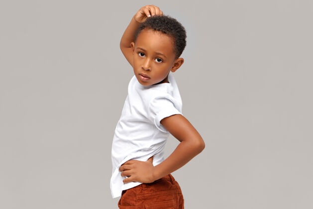 小横图帅气搞笑八岁黑皮肤小男孩扮时尚模特摆孤立造型 英俊男孩非洲