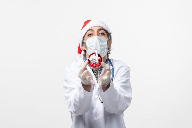 桌子白桌上戴着玩具面具的男医生健康共济新年病毒实验室外套成人科维德