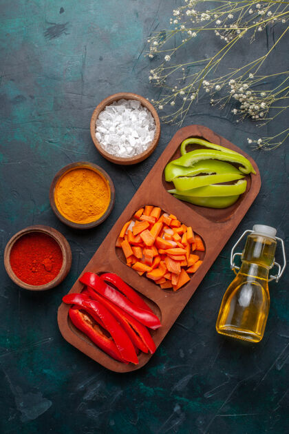 晚餐顶视图切甜椒与调味品和橄榄油蓝色背景橄榄热的香料