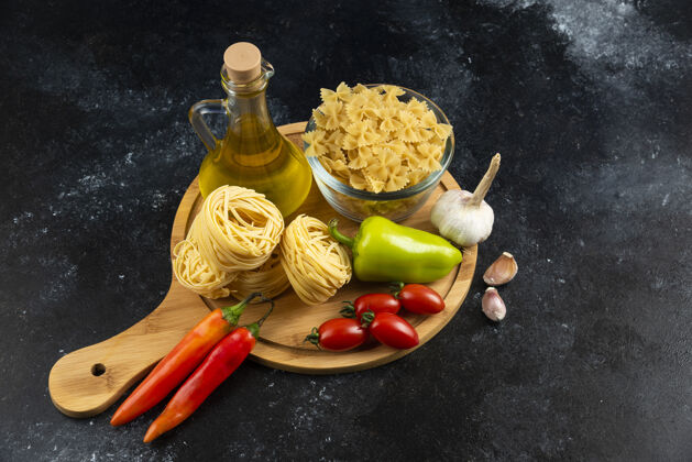 意大利面各种面食 油和蔬菜放在木板上燕窝油视图